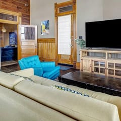 Starry Night: Downtown Bryan on Main St, 2nd floor, King Bed