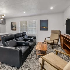 Mustang: 2 Bedroom Walk to A&M, Comfy King Beds