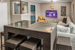 St Simons: 3 Bedroom, Walk to A&M, King Beds - Image 4