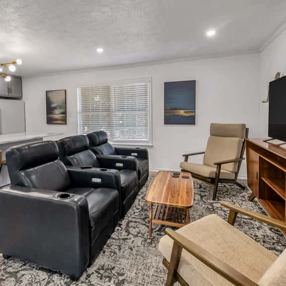 Mustang: 2 Bedroom Walk to A&M, Comfy King Beds - Image 1