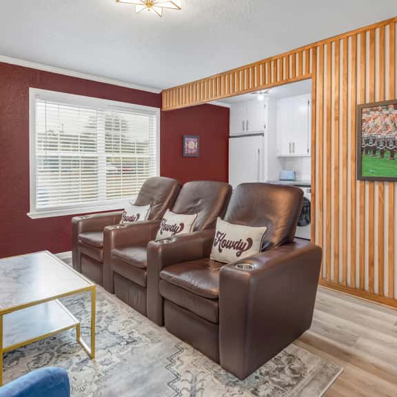 Legends: 1st Floor/2 Bdrm, Walk to A&M, King Beds - Image 1