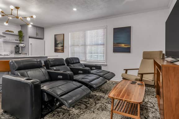 Mustang: 2 Bedroom Walk to A&M, Comfy King Beds - Image 2