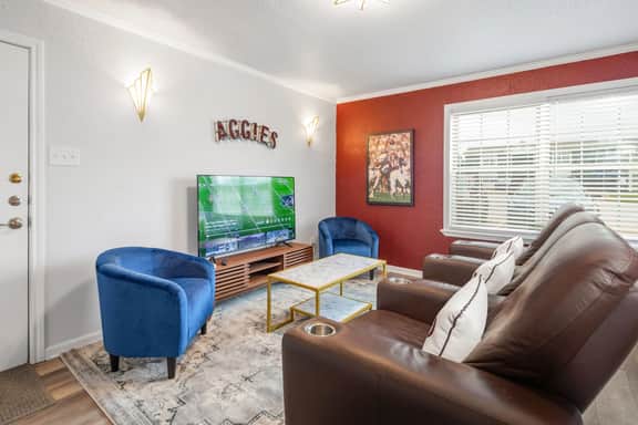 Legends: 1st Floor/2 Bdrm, Walk to A&M, King Beds - Image 5