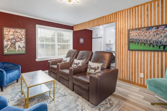 Legends: 1st Floor/2 Bdrm, Walk to A&M, King Beds - Image 1